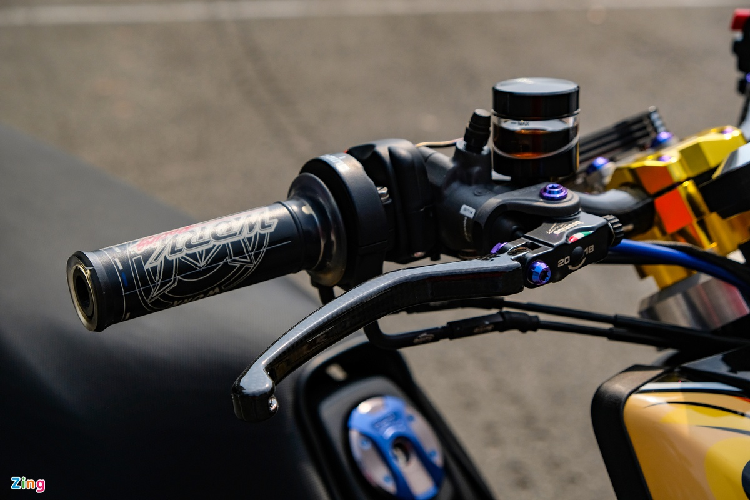 Xe sử dụng cặp cùm phanh Brembo Corsa Corta RCS 15 ở bên phải và RCS 14 ở bên trái. Để tăng độ độc đáo, chủ xe đã thay phần tay phanh bằng loại carbon nguyên khối của Dream Base. Một số trang bị đáng chú ý khác ở khu vực này là bình dầu Rizoma Wave, bao tay Work Racing.