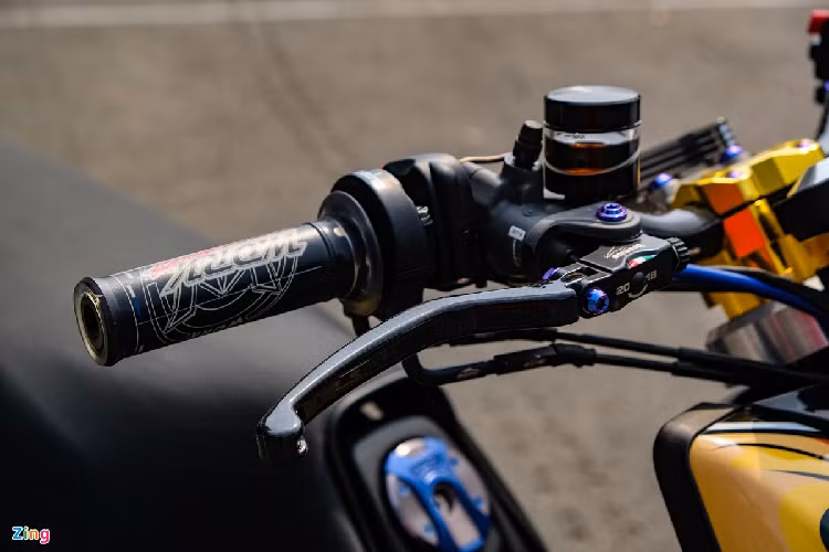 Xe sử dụng cặp cùm phanh Brembo Corsa Corta RCS 15 ở bên phải và RCS 14 ở bên trái. Để tăng độ độc đáo, chủ xe đã thay phần tay phanh bằng loại carbon nguyên khối của Dream Base. Một số trang bị đáng chú ý khác ở khu vực này là bình dầu Rizoma Wave, bao tay Work Racing.