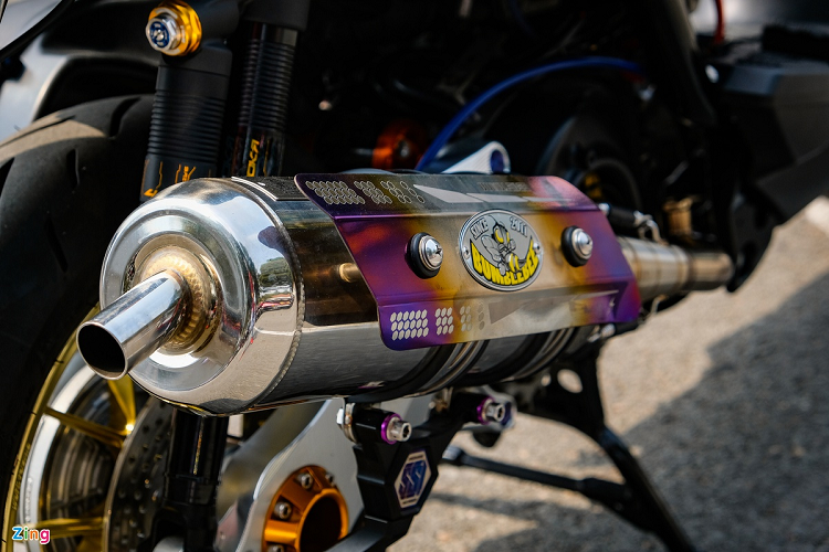 Để phù hợp với sức mạnh mới, xe được trang bị ECU Aracer RC Super 2 đi kèm bộ nồi của Work Racing. Ống xả trên bản độ là Bumblebee SS1, cho cái nhìn bắt mắt hơn. 