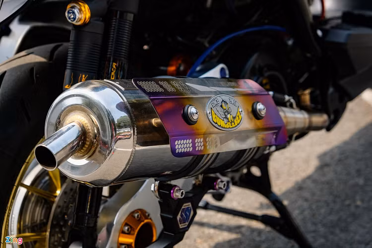 Để phù hợp với sức mạnh mới, xe được trang bị ECU Aracer RC Super 2 đi kèm bộ nồi của Work Racing. Ống xả trên bản độ là Bumblebee SS1, cho cái nhìn bắt mắt hơn. 