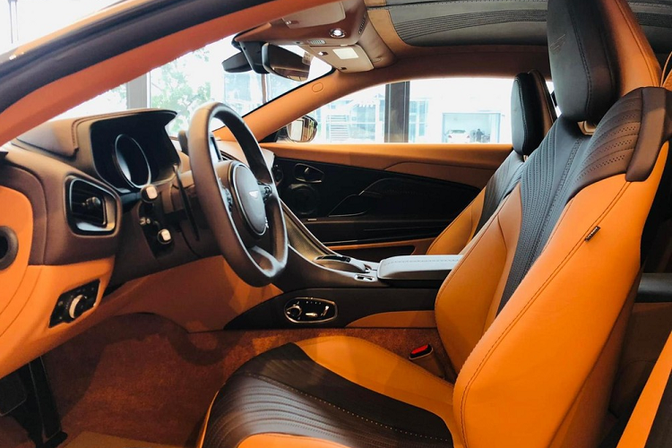 Được biết, đã có 6 chiếc xe Aston Martin DB11 V8 tìm thấy chủ nhân tại dải đất hình chữ S. Dòng xe thể thao hạng sang Aston Martin DB11 V8 rất khác biệt khi chỉ được nhập khẩu về nước theo diện phân phối chính hãng, các công ty nhập khẩu tư nhân không mang bất kỳ xe nào về Việt Nam.