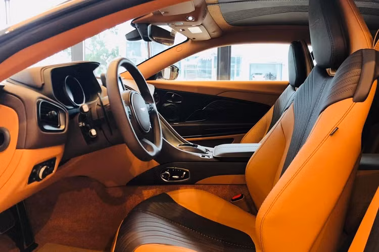 Được biết, đã có 6 chiếc xe Aston Martin DB11 V8 tìm thấy chủ nhân tại dải đất hình chữ S. Dòng xe thể thao hạng sang Aston Martin DB11 V8 rất khác biệt khi chỉ được nhập khẩu về nước theo diện phân phối chính hãng, các công ty nhập khẩu tư nhân không mang bất kỳ xe nào về Việt Nam.