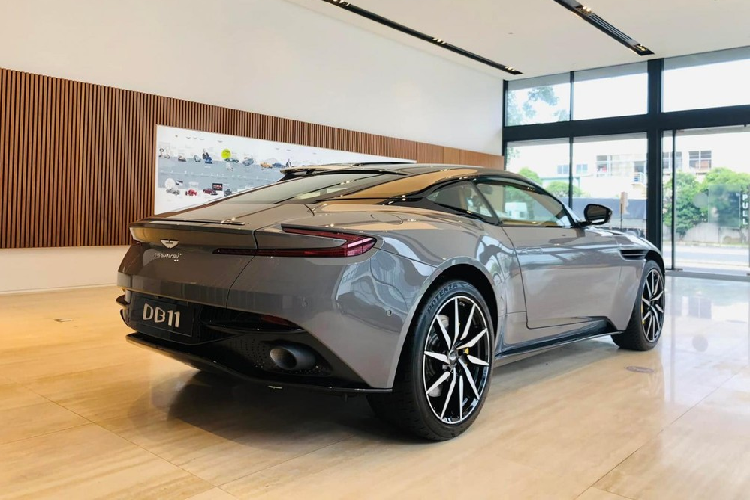 Gần như tuyệt đối các mẫu xe Aston Martin DB11 chính hãng về nước đều thuộc bản V8 để hưởng lợi về thuế. Sức mạnh của Aston Martin DB11 V8 mang màu sơn China Grey mới về Việt Nam vẫn sử dụng khối động cơ V8, tăng áp kép, dung tích 4.0 lít do Mercedes-AMG sản xuất.
