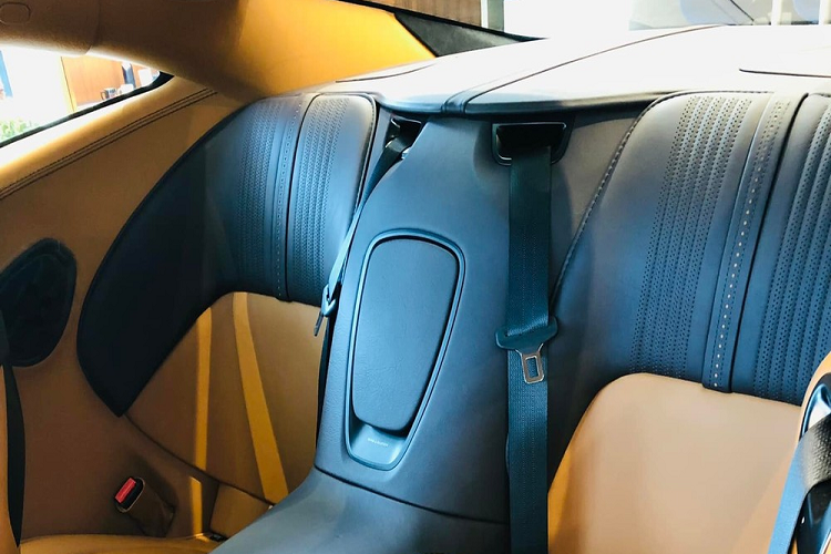 So với các xe Aston Martin DB11 V8 cập bến trước đó mang màu xám lông chuột, chiếc thứ 2 mang màu đen Ultramarine Black, Aston Martin DB11 thứ 3 màu bạc Skyfall Silver, chiếc Aston Martin DB11 thứ 4 có nước sơn cam Cosmos Orange, Aston Martin DB11 thứ 5 mang màu Kopi Bronze, Aston Martin DB11 thứ 6 mơi tìm thấy chủ nhân mang màu sơn trắng Morning Frost White và cuối cùng là xe Aston Martin DB11 V8 mới về nước mang màu China Grey.