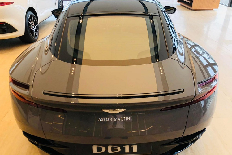 Nội thất bên trong chiếc xe Aston Martin DB11 V8 này có 2 tông màu. Giá xe Aston Martin DB11 V8 chính hãng tại Việt Nam bắt đầu từ 15,686 tỷ đồng cho các khách hàng Việt tham khảo. Mức giá này chưa bao gồm tùy chọn cũng như chi phí lăn bánh cho xe