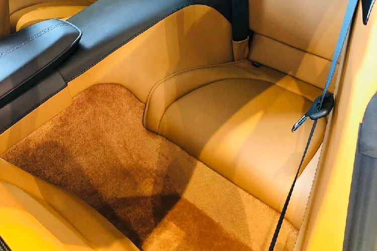 Đối lập với bộ áo China Grey, chiếc xe thể thao hạng sang Aston Martin DB11 V8 mới được mang về đại lý chính hãng trưng bày còn có nhiều chi tiết sơn đen, bộ mâm đa chấu kép của xe hoàn thành với 2 tông màu tương phản và kẹp phanh màu vàng.