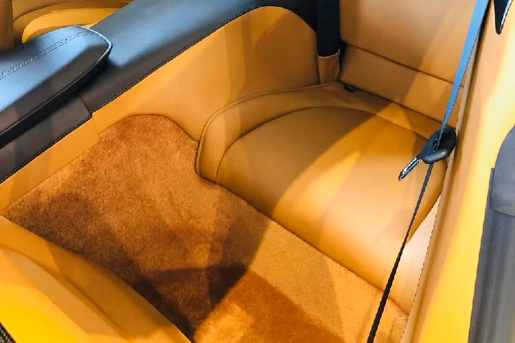 Đối lập với bộ áo China Grey, chiếc xe thể thao hạng sang Aston Martin DB11 V8 mới được mang về đại lý chính hãng trưng bày còn có nhiều chi tiết sơn đen, bộ mâm đa chấu kép của xe hoàn thành với 2 tông màu tương phản và kẹp phanh màu vàng.