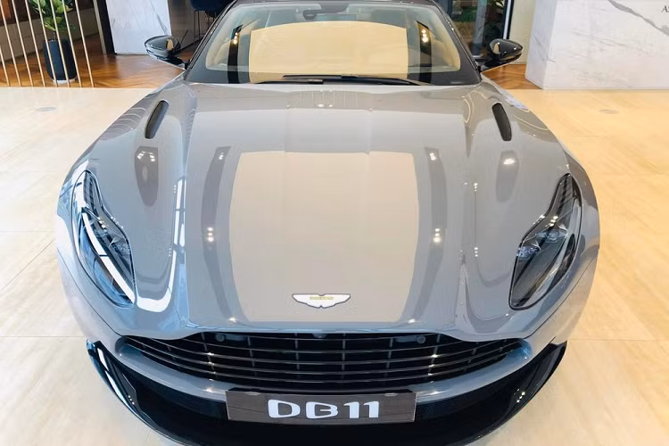 Mới đây, đại lý chính hãng Aston Martin Việt Nam đã cho mang về nước chiếc xe thể thao hạng sang Aston Martin DB11 V8 mới với màu sơn ngoại thất xám xi măng đã thu hút rất nhiều sự quan tâm của giới nhà giàu trong nước. Như vậy, đây đã là chiếc xe Aston Martin DB11 thứ 7 được đại lý chính hãng mang về nước.