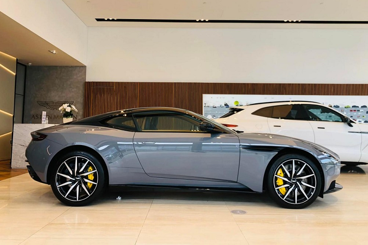 Động cơ này mang đến công suất tối đa 510 mã lực và mô-men xoắn cực đại 675 Nm cho siêu xe Aston Martin DB11 V8. Động cơ trên siêu xe Aston Martin DB11 V8 sẽ kết hợp cùng hộp số tự động 8 cấp của ZF, truyền sức mạnh tới cầu sau, nhờ đó, mẫu siêu xe này có thể tăng tốc từ vị trí xuất phát lên 100 km/h trong thời gian chỉ 4 giây và đạt vận tốc tối đa 301 km/h.