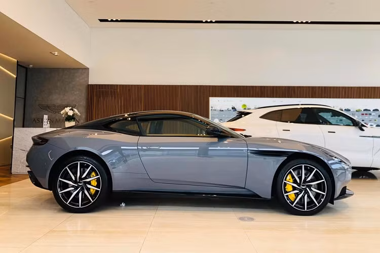 Động cơ này mang đến công suất tối đa 510 mã lực và mô-men xoắn cực đại 675 Nm cho siêu xe Aston Martin DB11 V8. Động cơ trên siêu xe Aston Martin DB11 V8 sẽ kết hợp cùng hộp số tự động 8 cấp của ZF, truyền sức mạnh tới cầu sau, nhờ đó, mẫu siêu xe này có thể tăng tốc từ vị trí xuất phát lên 100 km/h trong thời gian chỉ 4 giây và đạt vận tốc tối đa 301 km/h.