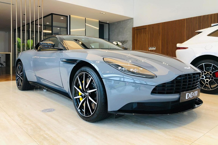 Được biết, sau khi bán đi chiếc siêu xe Aston Martin DB11 màu trắng cho 1 người yêu xe ở Sài thành sau 2 năm trưng bày, đại lý chính hãng tiếp tục mang về một chiếc Aston Martin DB11 V8 với ngoại thất màu xám China để các khách hàng có xe xem mắt.