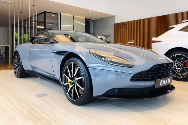 Được biết, sau khi bán đi chiếc siêu xe Aston Martin DB11 màu trắng cho 1 người yêu xe ở Sài thành sau 2 năm trưng bày, đại lý chính hãng tiếp tục mang về một chiếc Aston Martin DB11 V8 với ngoại thất màu xám China để các khách hàng có xe xem mắt.