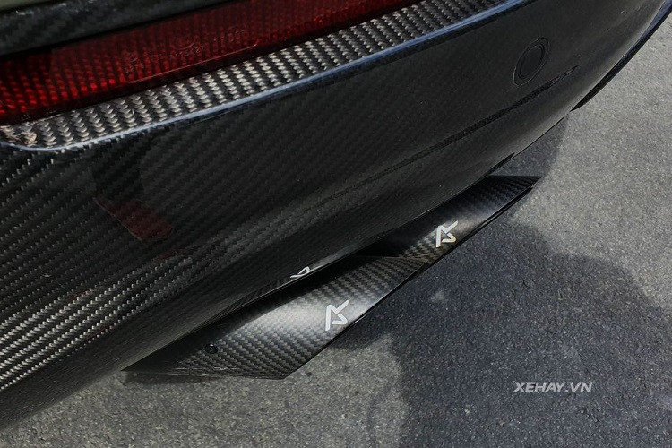 Đối với cá nhân gói độ TopCar Design, bộ body-kit mới mang tới một diện mạo khoẻ khoắn và thể thao hơn đáng kể cho chiếc Urus. Nhiều chi tiết theo đó cũng được thay thế như nắp ca-pô, cánh gió ở đuôi xe hay khe hút gió bên hông.