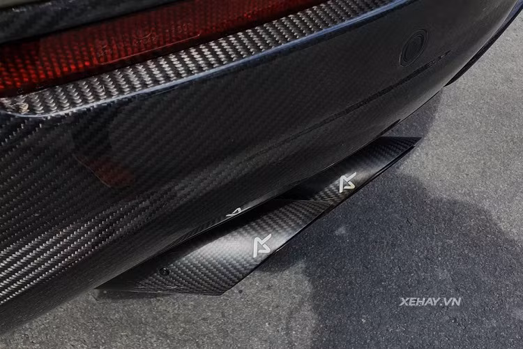 Đối với cá nhân gói độ TopCar Design, bộ body-kit mới mang tới một diện mạo khoẻ khoắn và thể thao hơn đáng kể cho chiếc Urus. Nhiều chi tiết theo đó cũng được thay thế như nắp ca-pô, cánh gió ở đuôi xe hay khe hút gió bên hông.