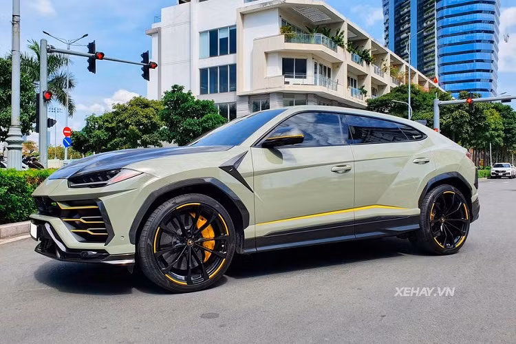 Hệ thống ống xả hàng hiệu trên chiếc siêu SUV Lamborghini Urus này được thiết kế khá đặc biệt khi có thể giúp xe tăng thêm 17 mã lực và 21 Nm mô-men xoắn xo với nguyên bản. Ngoài ra, hãng Ryft cũng chỉ sản xuất đúng 18 bộ ống xả như vậy ra thế giới với giá đề nghị khoảng 7.200 USD (khoảng 168 triệu đồng).