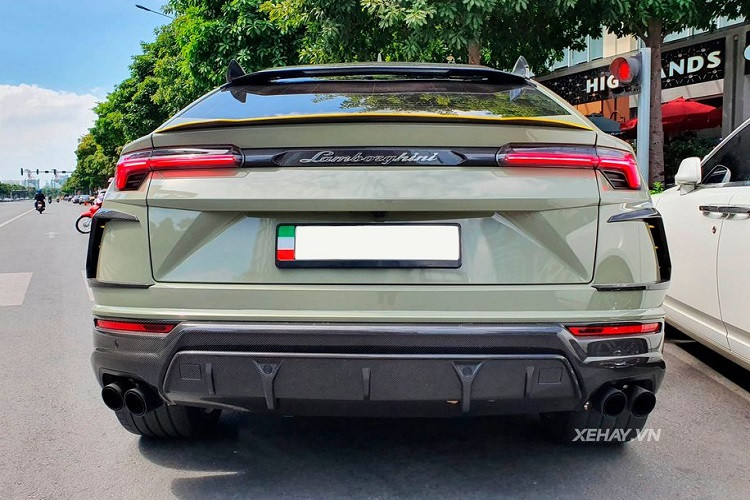 Bên cạnh đó, để gia tăng thêm sự phấn khích sau vô-lăng cũng như nâng cấp nhẹ công suất của xe, chủ nhân của chiếc Lamborghi Urus này còn trang bị thêm cho xe hệ thống ống xả titan từ thương hiệu Ryft của Mỹ.