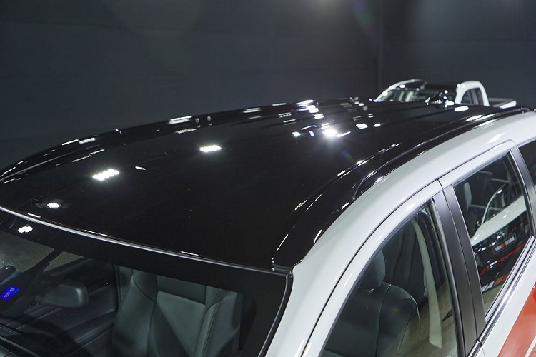 Tương tự Triton Ralliart, Mitsubishi Pajero Sport Ralliart 2022 cũng được thiết kế với cảm hứng từ những giải đua tầm cỡ thế giới như World Rally Championship và Dakar Rally. Để tạo điểm nhấn khác biệt với bản thường, Mitsubishi Pajero Sport Ralliart 2022 được bổ sung những chi tiết ngoại thất màu đen mới như lưới tản nhiệt, đèn pha Bi-LED, vành hợp kim đa chấu, ăng-ten hình vây cá trên nóc và cánh gió mui.