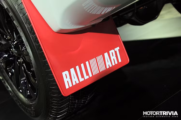 Đáng tiếc là động cơ của Mitsubishi Pajero Sport Ralliart 2022 cũng chẳng có gì thay đổi. Xe vẫn dùng động cơ diesel 4 xi-lanh thẳng hàng, tăng áp, dung tích 2.4L, sản sinh công suất tối đa 181 mã lực tại tua máy 3.500 vòng/phút và mô-men xoắn cực đại 430 Nm tại tua máy 2.500 vòng/phút.