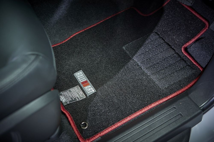 Động cơ kết hợp với hộp số tự động 8 cấp và hệ dẫn động 1 cầu (2WD). Nguyên nhân là do phiên bản đặc biệt này được phát triển dựa trên bản GT Plus 8AT 2WD của dòng Mitsubishi Pajero Sport ở Thái Lan.