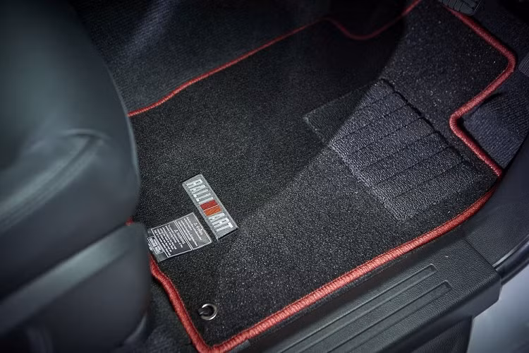 Động cơ kết hợp với hộp số tự động 8 cấp và hệ dẫn động 1 cầu (2WD). Nguyên nhân là do phiên bản đặc biệt này được phát triển dựa trên bản GT Plus 8AT 2WD của dòng Mitsubishi Pajero Sport ở Thái Lan.