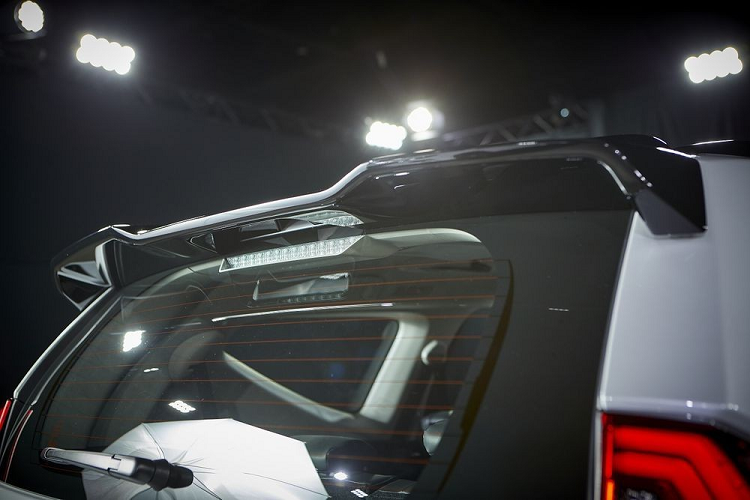 Tiếp đến là gói phụ kiện mang tên Ralliart, bao gồm ốp cua lốp màu đen và bộ khuếch tán gió dưới cản trước/sau. Bên cạnh đó là những chi tiết màu đỏ nằm trong gói phụ kiện này như tấm chắn bùn nằm sau 4 bánh, viền khe gió dưới cản trước và viền 2 đầu ống xả giả ở phía sau. Cuối cùng là đề-can màu đỏ, trắng và đen đặc trưng của Ralliart - bộ phận chuyên về xe đua cũng như xe hiệu suất cao thuộc hãng Mitsubishi.