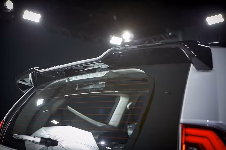 Tiếp đến là gói phụ kiện mang tên Ralliart, bao gồm ốp cua lốp màu đen và bộ khuếch tán gió dưới cản trước/sau. Bên cạnh đó là những chi tiết màu đỏ nằm trong gói phụ kiện này như tấm chắn bùn nằm sau 4 bánh, viền khe gió dưới cản trước và viền 2 đầu ống xả giả ở phía sau. Cuối cùng là đề-can màu đỏ, trắng và đen đặc trưng của Ralliart - bộ phận chuyên về xe đua cũng như xe hiệu suất cao thuộc hãng Mitsubishi.