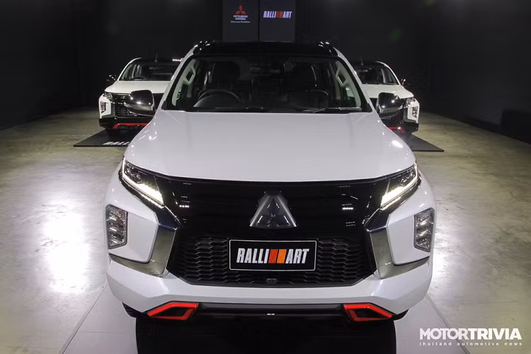 Đến nay, hãng Mitsubishi lại tiếp tục giới thiệu phiên bản đặc biệt khác của dòng SUV cỡ trung này, đó là Ralliart. Dự kiến, Mitsubishi Pajero Sport Ralliart 2022 mới sẽ được trưng bày tại triển lãm Thailand International Motor Expo 2021 khai mạc vào đầu tháng sau cùng với người anh em Triton Ralliart mới.