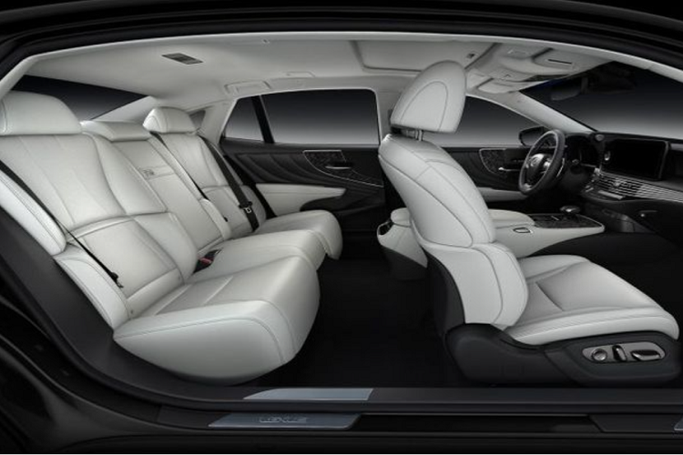 Trong khi đó, các bản Sports Luxury sẽ sở hữu vẻ ngoài thanh lịch hơn nhờ bộ hợp kim kiểu “khoang rỗng” 20 inch khác lạ. Xe sẽ có điều hòa 4 vùng, màn hình kỹ thuật số 8,0 inch, nội thất da bán aniline, hệ thống thư giãn cho hàng ghế trước, cặp màn hình 11,6 inch độ nét cao cho hàng ghế sau, hỗ trợ dây đai an toàn và tựa đầu cho hàng ghế sau (có cả chức năng ghi nhớ vị trí ghế), hộp làm mát phía sau (không có trên bản hybrid) và ghế hành khách phía sau với khả năng ngả lưng ghế hoàn toàn.