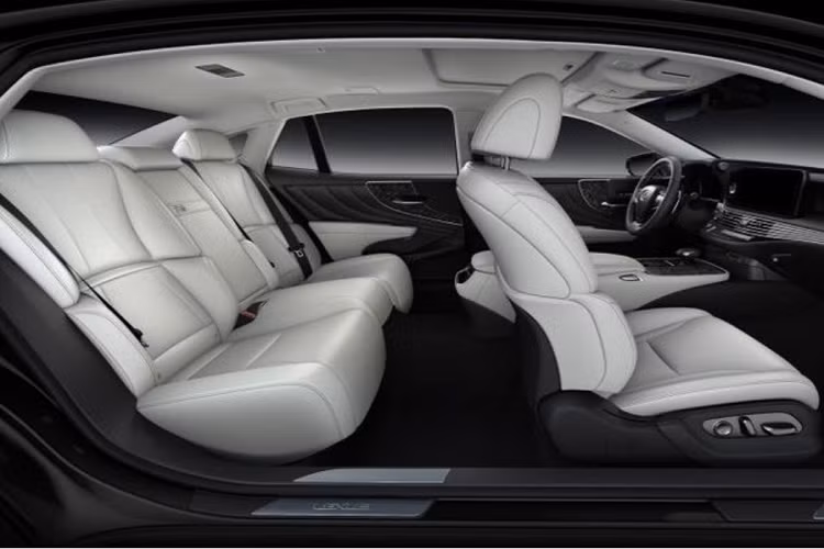 Trong khi đó, các bản Sports Luxury sẽ sở hữu vẻ ngoài thanh lịch hơn nhờ bộ hợp kim kiểu “khoang rỗng” 20 inch khác lạ. Xe sẽ có điều hòa 4 vùng, màn hình kỹ thuật số 8,0 inch, nội thất da bán aniline, hệ thống thư giãn cho hàng ghế trước, cặp màn hình 11,6 inch độ nét cao cho hàng ghế sau, hỗ trợ dây đai an toàn và tựa đầu cho hàng ghế sau (có cả chức năng ghi nhớ vị trí ghế), hộp làm mát phía sau (không có trên bản hybrid) và ghế hành khách phía sau với khả năng ngả lưng ghế hoàn toàn.