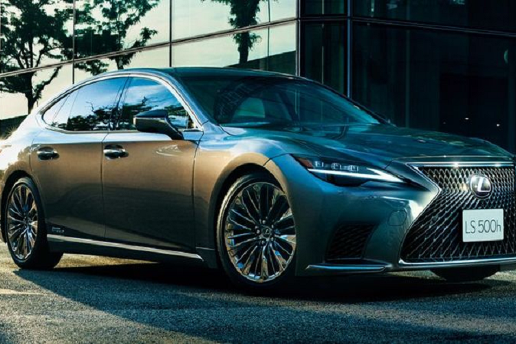 Về an toàn, tất cả Lexus LS 2021 tại Thái Lan đều sở hữu rất nhiều công nghệ hỗ trợ lái và an toàn tiên tiến như kiểm soát ổn định điện tử, kiểm soát lực kéo, ABS, EBD, hỗ trợ phanh, hỗ trợ khởi hành ngang dốc, cảnh báo va chạm phía trước và sau, hỗ trợ chuyển làn, camera giám sát điểm mù, cảnh báo giao cắt phương tiện phía sau, 12 túi khí, màn hình quan sát toàn cảnh, hỗ trợ đỗ xe và điều khiển hành trình thích ứng.