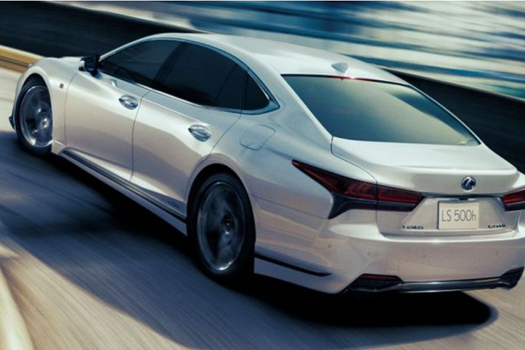 Trong khi đó, hai mẫu Lexus LS 500h 2021 sở hữu hệ truyền động hybrid, gồm máy xăng V6 hút khí tự nhiên 3.5L cho 299 mã lực / 350Nm, và một động cơ điện mạnh 177 mã lực / 300Nm, cho tổng cộng suất lên tới 354 mã lực. Những chiếc LS 500h được ghép nối với hộp số hybrid Multi-Stage, cho khả năng tăng tốc từ 0 - 100 km/h trong 5,4 giây và mức tiêu thụ nhiên liệu chỉ 6,7 lít/100 km.