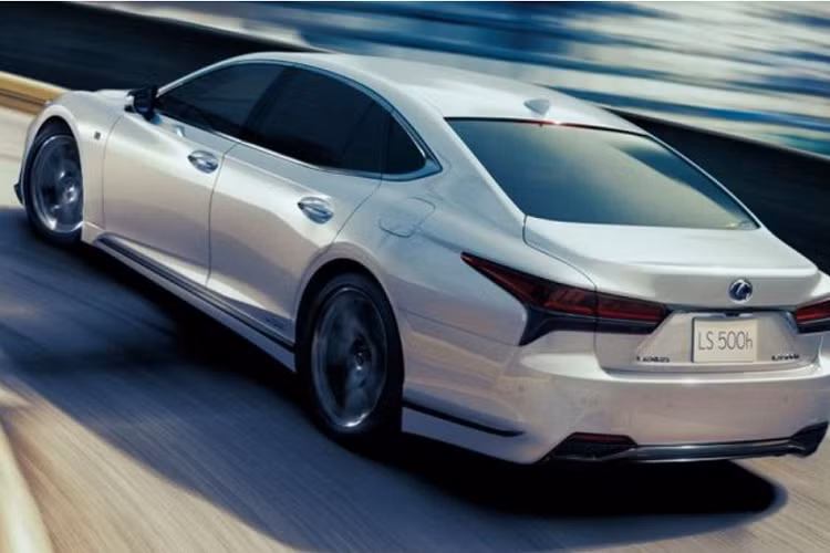 Trong khi đó, hai mẫu Lexus LS 500h 2021 sở hữu hệ truyền động hybrid, gồm máy xăng V6 hút khí tự nhiên 3.5L cho 299 mã lực / 350Nm, và một động cơ điện mạnh 177 mã lực / 300Nm, cho tổng cộng suất lên tới 354 mã lực. Những chiếc LS 500h được ghép nối với hộp số hybrid Multi-Stage, cho khả năng tăng tốc từ 0 - 100 km/h trong 5,4 giây và mức tiêu thụ nhiên liệu chỉ 6,7 lít/100 km.