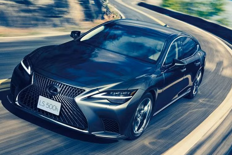 Tất cả các biến thể của LS mới đều có giới hạn tốc độ tối đa 250 km/h và được lắp đặt hệ thống treo thích ứng thay đổi linh hoạt cũng như hệ thống treo khí nén của Lexus theo tiêu chuẩn. Ngoài ra, xe còn có 6 chế độ lái đa dạng: Eco, Comfort, Customise, Normal, Sport S và Sport S+. Giá xe Lexus LS 500 2021 tương ứng cho các biến thể LS 500 Executive, LS 500h Executive và LS 500h Pleat Executive là 9,98 - 11 và 12 tỷ đồng.