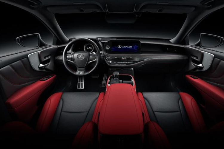 Những tính năng đáng chú ý trong cabin gồm cụm công cụ kỹ thuật số, điều hòa tự động 4 vùng, hệ thống đèn nội thất, tấm che nắng phía sau, màn hình thông tin giải trí 12,3 inch, hệ thống âm thanh Mark Levinson 23 loa, bàn di chuột điều khiển các chức năng rộng, màn hình hiển thị head-up, ghế trước chỉnh điện 28 hướng và ghế sau chỉnh 22 hướng, đều có chức năng nhớ, sưởi và thông gió.