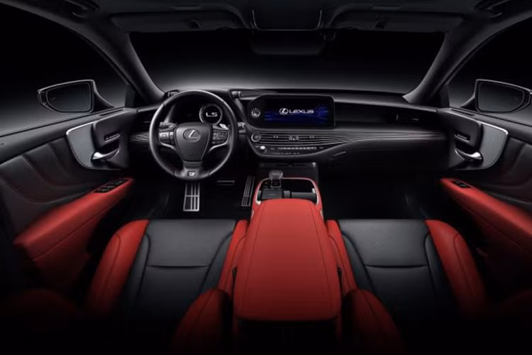 Những tính năng đáng chú ý trong cabin gồm cụm công cụ kỹ thuật số, điều hòa tự động 4 vùng, hệ thống đèn nội thất, tấm che nắng phía sau, màn hình thông tin giải trí 12,3 inch, hệ thống âm thanh Mark Levinson 23 loa, bàn di chuột điều khiển các chức năng rộng, màn hình hiển thị head-up, ghế trước chỉnh điện 28 hướng và ghế sau chỉnh 22 hướng, đều có chức năng nhớ, sưởi và thông gió.