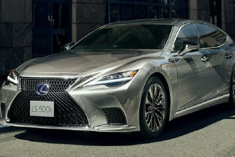 Về mặt thiết kế, Lexus LS 500 202 mới không có nhiều cập nhật xảy ra ở bên ngoài ngoại trừ đèn ngày LED hình mũi tên với đèn báo rẽ tuần tự mới, khe gió phía trước được sửa đổi, lưới tản nhiệt hình con suốt được nhấn mạnh hơn, đèn hậu mới với các điểm nhấn màu đen bóng và mâm hợp kim 20 inch.