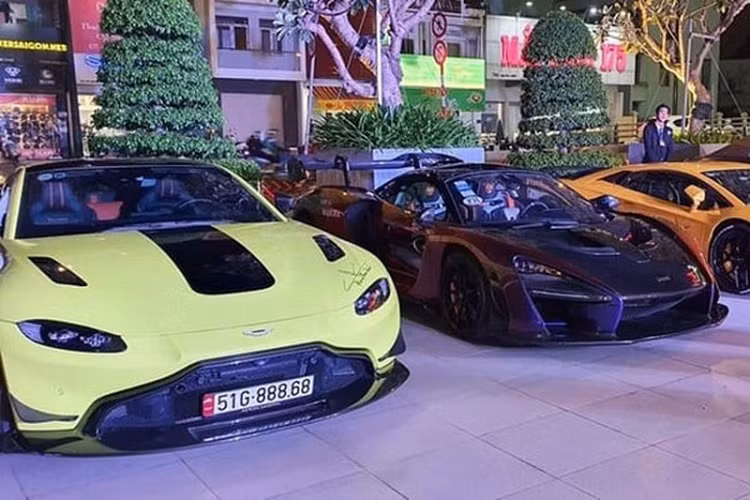 Siêu xe Lamborghini Aventador S LP740-4 đầu tiên về Việt Nam của doanh nhân Hoàng Kim Khánh sử dụng động cơ V12, hút khí tự nhiên, dung tích 6.5 lít "bơm" ra công suất tối đa đến 740 mã lực, mô-men xoắn cực đại của Lamborghini Aventador S LP740-4 là 690 Nm.