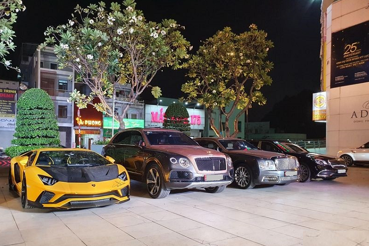 Nếu trong dàn siêu xe chính hãng của Hoàng Kim Khánh nổi bật nhất là Lamborghini Aventador S thì dàn xe nhập không chính hãng lại toàn hàng khủng với McLaren Senna chỉ sản xuất giới hạn 500 xe và có giá tại nước ngoài đã là 1 triệu đô la, bên cạnh đó, doanh nhân quận 12 còn chi tiền "khủng" để mua siêu xe Ferrari 488 Pista Spider. Đó còn chưa kể đến "bom tấn" Koenigsegg Regera đang chờ bàn giao.