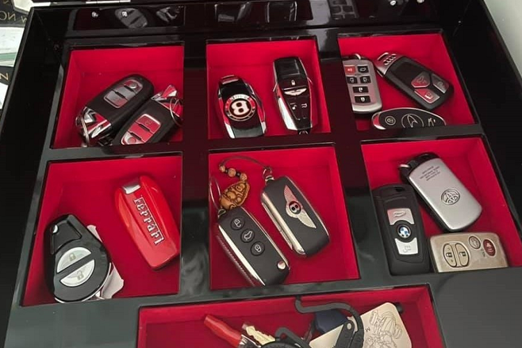 Được biết, một người bạn của chủ nhân xe McLaren Senna độc nhất Việt Nam từng làm trong một công ty đảm nhận phân phối 3 thương hiệu là Lamborghini, Aston Martin và Bentley nên đã ủng hộ người này mỗi hãng ít nhất 1 chiếc xe, riêng thương hiệu Bentley, doanh nhân Hoàng Kim Khánh mua đến 2 chiếc là Mulsanne EWB và Bentayga V8 có màu sơn giống nhau.