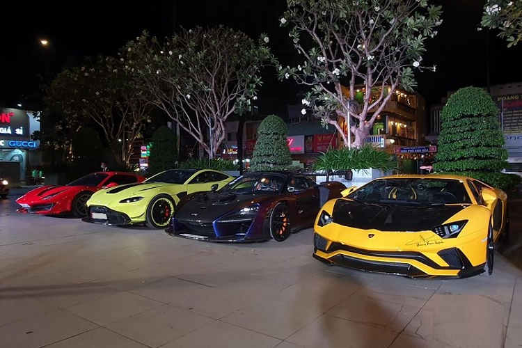 Toàn bộ sức mạnh được truyền tới cả 2 cầu thông qua hộp số ISR 7 cấp, nhờ đó, Lamborghini Aventador S LP740-4 chỉ mất 2,9 giây để tăng tốc từ vị trí xuất phát lên 100 km/h trước khi đạt vận tốc tối đa 350 km/h. Siêu bò này được trang bị hệ thống đánh lái 4 bánh hoàn toàn mới của hãng xe Lamborghini.