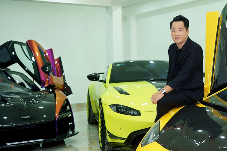 Ước tính số tiền mà doanh nhân quận 12 đã chi ra để sở hữu dàn siêu xe, xe thể thao và xe siêu sang cũng như SUV siêu sang thuộc diện phân phối chính hãng phải trên 100 tỷ đồng. Trong đó, chiếc xe Lamborghini Aventador S LP740-4 có giá cao nhất trong dàn xe này khi mức giá lăn bánh ước tính gần 48 tỷ đồng, đó còn chưa kể chủ nhân đã chi ra gần 1,5 tỷ đồng để độ lại siêu bò này.