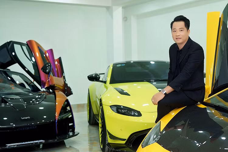 Ước tính số tiền mà doanh nhân quận 12 đã chi ra để sở hữu dàn siêu xe, xe thể thao và xe siêu sang cũng như SUV siêu sang thuộc diện phân phối chính hãng phải trên 100 tỷ đồng. Trong đó, chiếc xe Lamborghini Aventador S LP740-4 có giá cao nhất trong dàn xe này khi mức giá lăn bánh ước tính gần 48 tỷ đồng, đó còn chưa kể chủ nhân đã chi ra gần 1,5 tỷ đồng để độ lại siêu bò này.