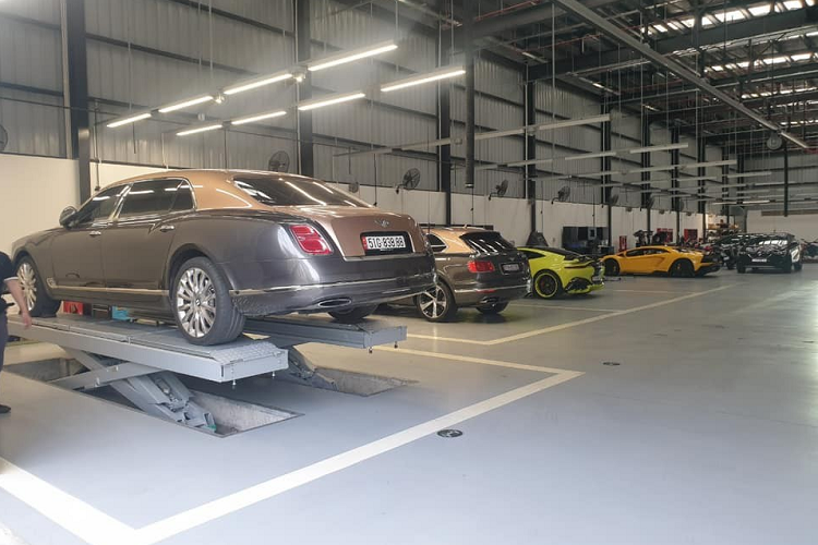 Mới đây, thông qua trang cá nhân của mình, đại gia thẩm mỹ Sài Gòn - Hoàng Kim Khánh đã có những chia sẻ về dàn siêu xe trăm tỷ đồng cũng như dự định sắp tới của mình. Thông tin từ chủ nhân của siêu xe McLaren Senna cho biết, để chuẩn bị cho chuyến hành trình ghé thăm Đà Nẵng phục vụ cho công việc, doanh nhân quận 12 đã mang một loạt siêu xe đi bảo dưỡng, thay nhớt cũng như kiểm tra thật kỹ trước khi lên đường.