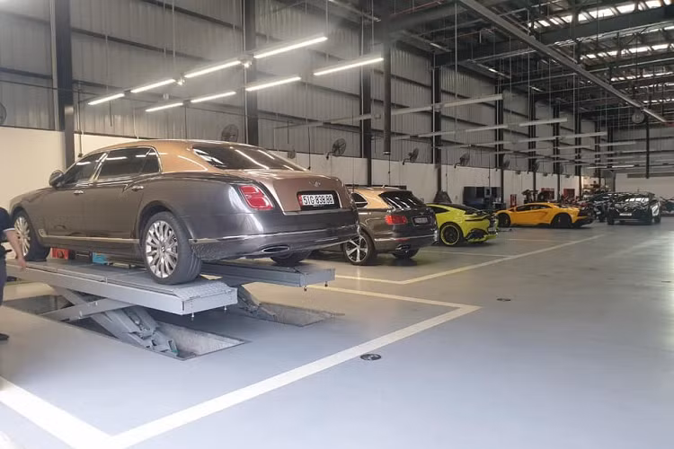 Mới đây, thông qua trang cá nhân của mình, đại gia thẩm mỹ Sài Gòn - Hoàng Kim Khánh đã có những chia sẻ về dàn siêu xe trăm tỷ đồng cũng như dự định sắp tới của mình. Thông tin từ chủ nhân của siêu xe McLaren Senna cho biết, để chuẩn bị cho chuyến hành trình ghé thăm Đà Nẵng phục vụ cho công việc, doanh nhân quận 12 đã mang một loạt siêu xe đi bảo dưỡng, thay nhớt cũng như kiểm tra thật kỹ trước khi lên đường.