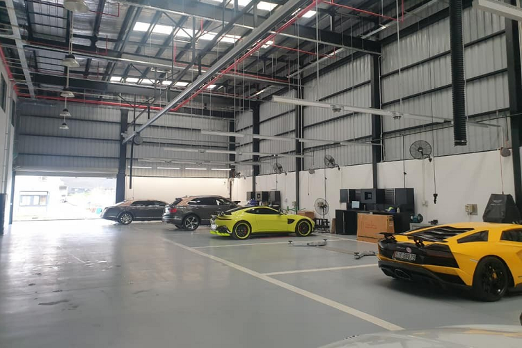 Là người chơi "hệ" chính hãng nên Hoàng Kim Khánh được các đại lý như Lamborghini, Bentley hay Aston Martin ở Việt Nam phục vụ chu đáo, được biết, dàn xe đi bảo dưỡng lần này bao gồm Bentley Mulsanne, Bentley Bentayga V8, Lamborghini Aventador S LP740-4 và Aston Martin V8 Vantage đều được anh mua chính hãng.