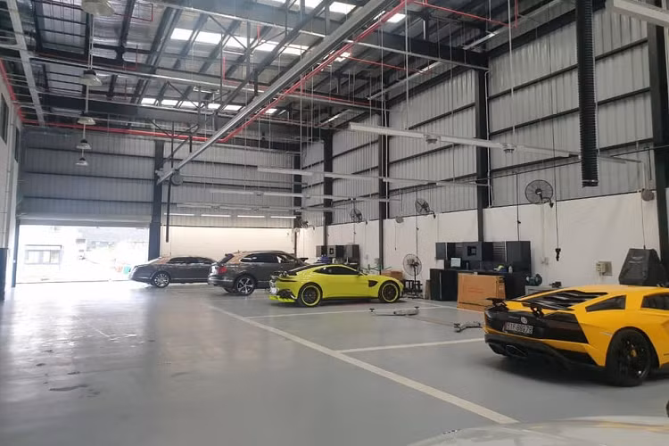 Là người chơi "hệ" chính hãng nên Hoàng Kim Khánh được các đại lý như Lamborghini, Bentley hay Aston Martin ở Việt Nam phục vụ chu đáo, được biết, dàn xe đi bảo dưỡng lần này bao gồm Bentley Mulsanne, Bentley Bentayga V8, Lamborghini Aventador S LP740-4 và Aston Martin V8 Vantage đều được anh mua chính hãng.