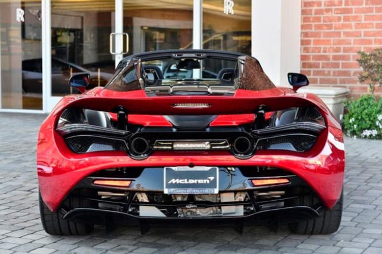 Siêu xe mui trần McLaren 720S Spider màu đỏ đẹp mắt chỉ cần thời gian 7,9 giây để tăng tốc từ 0-200 km/h trước khi đạt vận tốc tối đa 341 km/h tương tự như bản Coupe. Tuy nhiên, khi biến thành chiếc siêu xe mui trần, McLaren 720S Spider chỉ có thể đạt vận tốc tối đa 325 km/h.