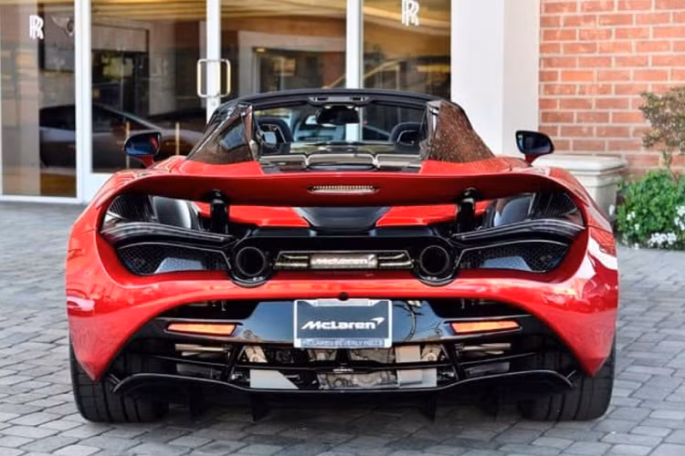 Siêu xe mui trần McLaren 720S Spider màu đỏ đẹp mắt chỉ cần thời gian 7,9 giây để tăng tốc từ 0-200 km/h trước khi đạt vận tốc tối đa 341 km/h tương tự như bản Coupe. Tuy nhiên, khi biến thành chiếc siêu xe mui trần, McLaren 720S Spider chỉ có thể đạt vận tốc tối đa 325 km/h.