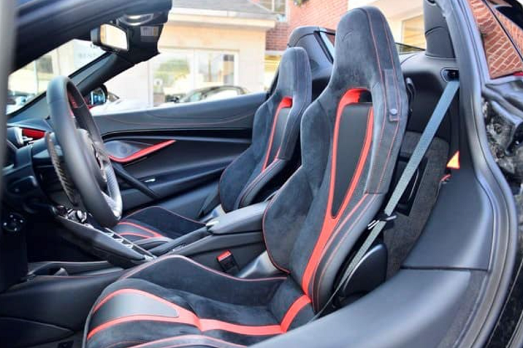 Chiếc siêu xe mui trần McLaren 720S Spider có phần mui xếp cứng bằng sợi carbon nên chỉ mất thời gian 11 giây để thực hiện thao tác đóng hoặc mở mui xe. Phần mui xếp cứng của siêu xe McLaren 720S Spider mới được nam ca sĩ TiTi bán cho người quen vẫn hoạt động tốt ngay cả khi xe lăn bánh, tuy nhiên, hãng McLaren yêu cầu khách hàng phải đảm bảo tốc độ của xe dưới 50 km/h.