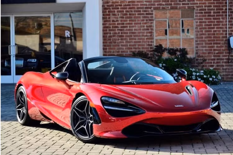 Sức mạnh được truyền tới bánh thông qua hộp số tự động tuần tự 7 cấp, nhờ đó, phiên bản mui trần của McLaren 720S có khả năng tăng tốc từ vị trí xuất phát lên 100 km/h trong thời gian 2,9 giây.